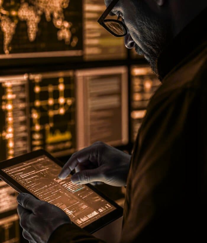 Pessoa conferindo uma base de dados na tela de um tablet